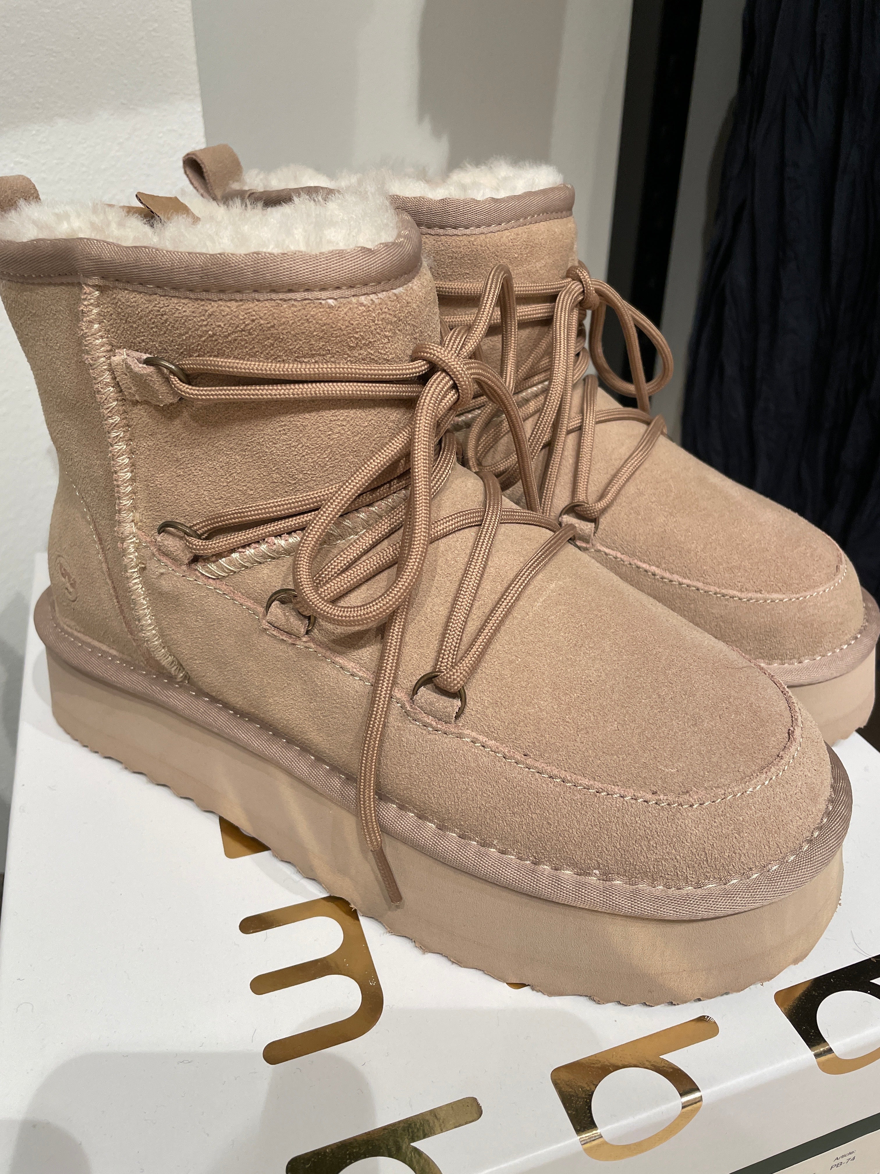 DUMBLE XL LACE - Dame Bamsestøvle med snøre - Beige ruskind