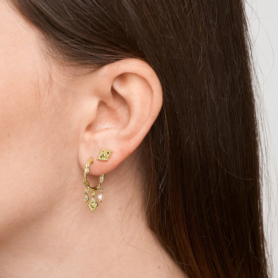 Pure by Nat - Hailey Twisted Hoops w. diamond shaped pendants